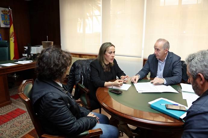 La consejera gallega de Infraestructuras y Movilidad, Ethel Vázquez, junto al alcalde de Coristanco, Juan García Pose.