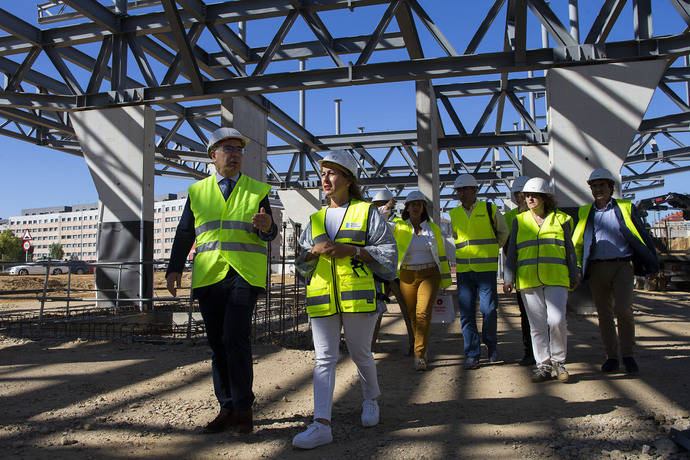 La consejera gallega de Infraestructuras y Movilidad, Ethel Vázquez, durante su visita a las obras de la estación intermodal de Santiago de Compostela.