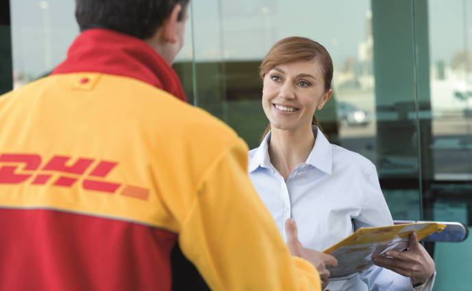 Un mensajero de DHL entrega un envío.