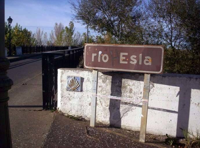 Un puente sobre el río Esla.