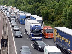 La actividad del transporte por carretera se reduce y los retornos en vacío aumentan