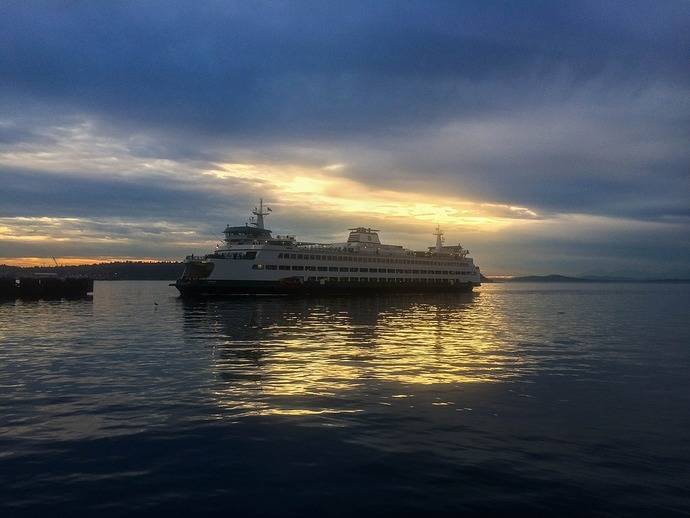 El ferry Bentago Express remolcado y atracado en el muelle de Agaete