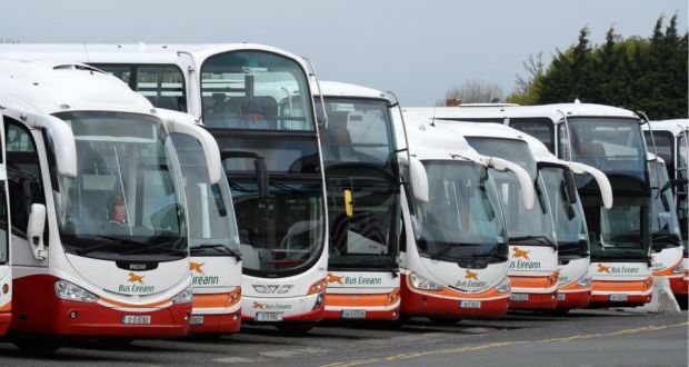 Una flota de autobuses.