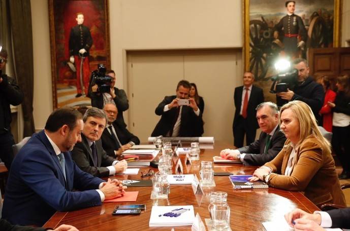 Imagen de la reunión mantenida entre El ministro de Fomento, José Luis Ábalos y la consejera de Transportes, Vivienda e Infraestructuras de la Comunidad de Madrid, Rosalía Gonzalo.