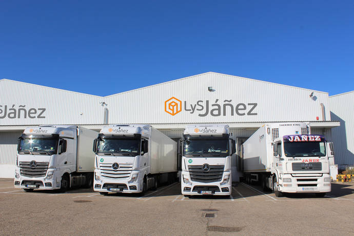Almacén logístico y camiones de Logísticas y Servicios Jáñez.