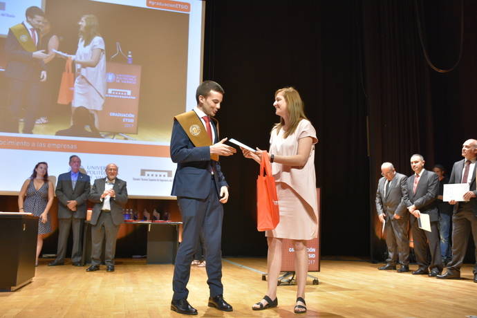 Momento en que Sinforiano Cantos Trigo recibe su galardón, de manos de Marisol García, jefa de I+D de Istobal.