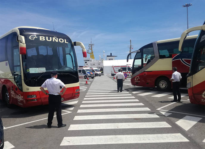 Autocares de Transvía para ayudar a los pasajeros del Aquarios.