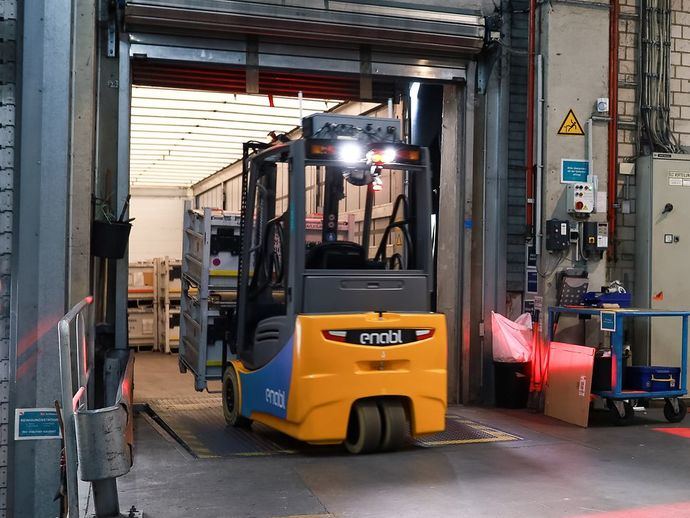 DB Schenker da un nuevo paso usando carretillas elevadoras con control remoto