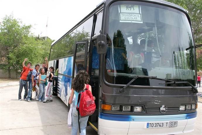 Un autocar de transporte escolar.