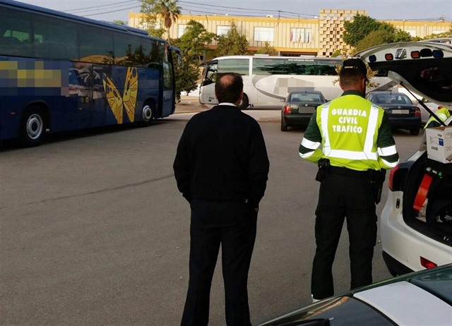 Control de tráfico de la Guardia Civil a dos autocares.