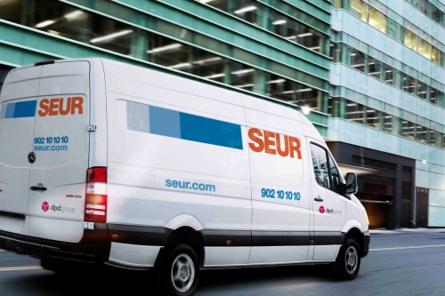 Una furgoneta de reparto de la compañía Seur.