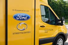 Furgoneta de reparto de DHL con el logo de Ford.