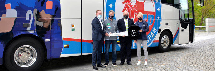 Bus Mercedes-Benz de primera clase, para el equipo femenino de Alemania