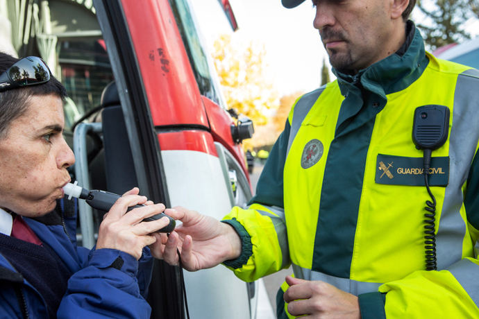 La DGT sanciona a casi la mitad de los autobuses escolares controlados