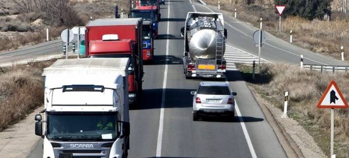 Una carretera con transporte de mercancías en ambos sentidos.