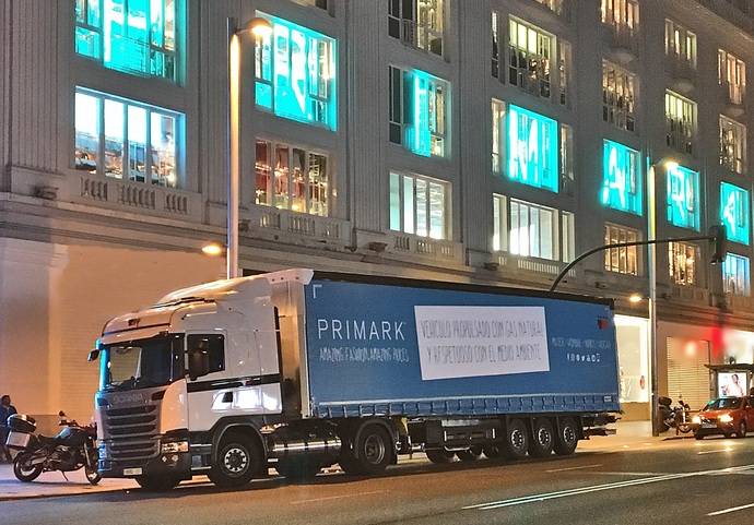 Primark inicia la distribución con camiones de gas en Madrid