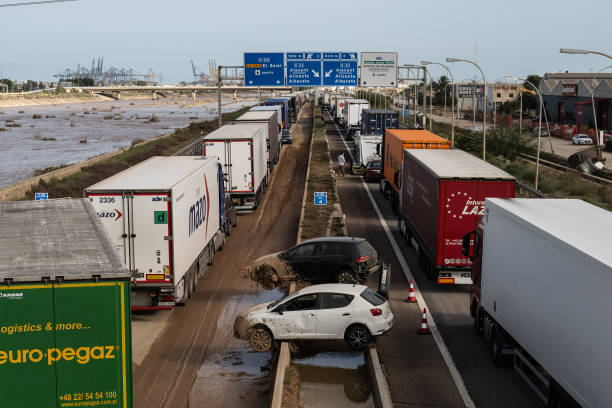 Compromiso del sector: más de 60 camiones grúa trabajan coordinadamente para ayudar a las víctimas de la DANA en Valencia
