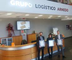 Grupo Arnedo con los certificados.