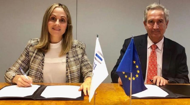 La vicepresidenta del BEI, Emma Navarro y el presidente de Grupo Ruiz, Gregorio Ruiz, en el acto de firma celebrado en Madrid.