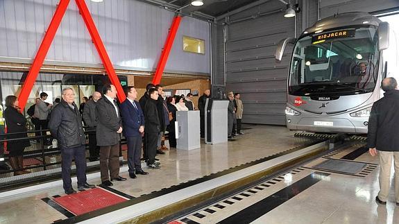 ITV rechaza un 40% más de autobuses por defectos de la iluminación