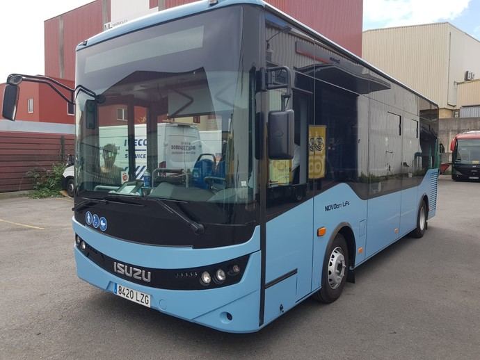 Isuzu entrega un NovocitiLife a la empresa Autobusa Mikrobusa