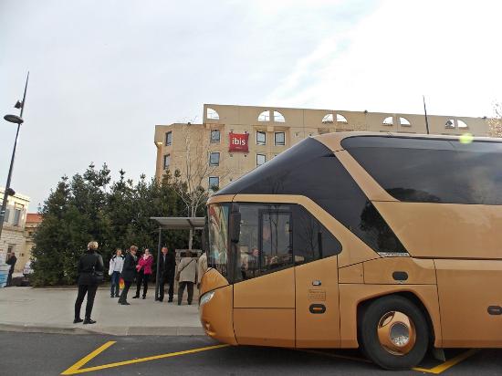 Un autocar estacionado en las calles de Marsella.