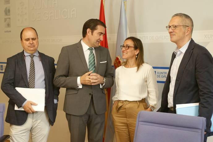 La consejera de Infraestructuras y Vivienda gallega, Ethel Vázquez, junto con el director general de Movilidad, Ignacio Maestro y los representantes castellanoyleoneses.