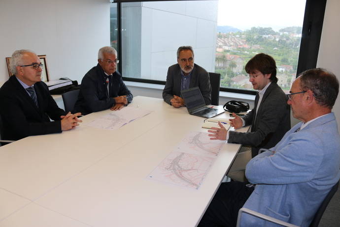 El director de la Agencia Gallega de Infraestructuras (AXI), Francisco Menéndez, junto con el delegado territorial de la Xunta en Pontevedra, José Manuel Cores Tourís, en el encuentro de trabajo con representantes de la Cámara de Comercio de Tui.