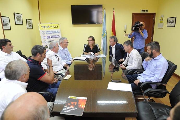 Imagen de la reunión mantenida por Ethel Vázquez, consejera gallega de Infraestructuras y Vivienda, con los representantes de Fegataxi, y Radiotaxi.