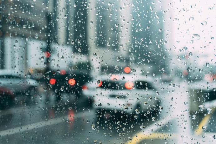 Conducir en otoño bajo alerta por lluvias: claves para proteger tu vehículo