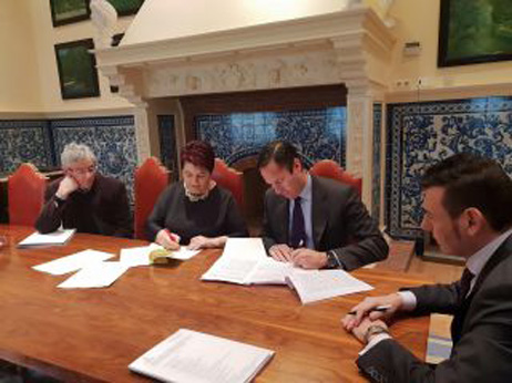 La alcaldesa de Segovia, Clara Luquero, y el Director General de Avanza, Valentín Alonso, han firmado en el Ayuntamiento la renovación del contrato.