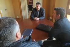 Entrevista entre el director general de Administración Local, Sergio Pérez, y representantes de la Comarca
