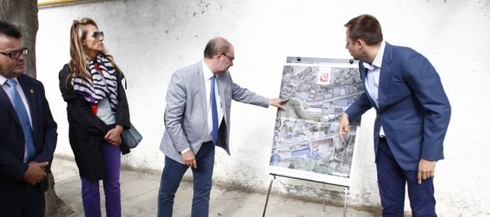 Javier Lambán, Presidente de Aragón, durante su visita al polígono El Campillo, en Zuera.