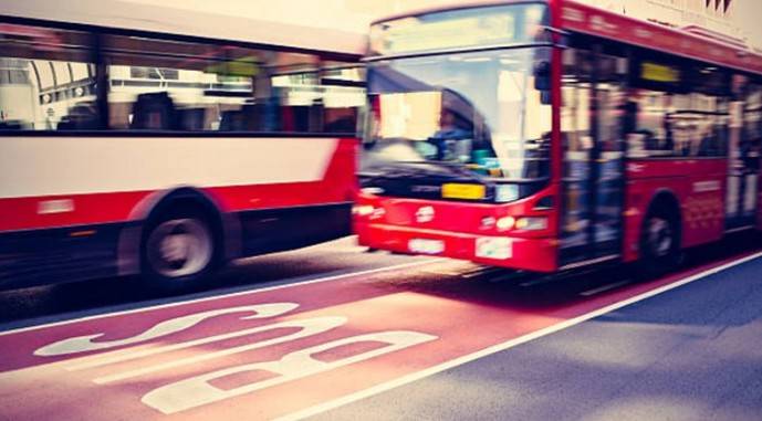 Dos autobuses urbanos.