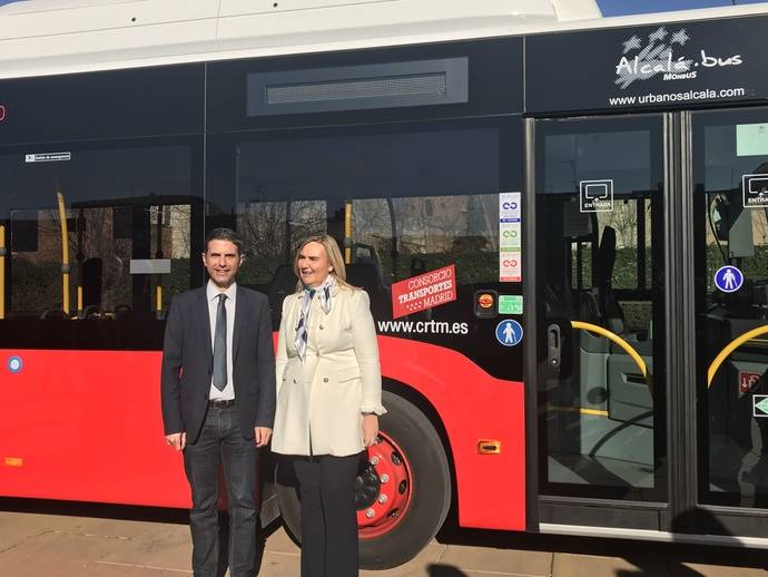 La consejera madrileña de Transportes, Vivienda e Infraestructuras, Rosalía Gonzalo, junto al alcalde de Alcalá de Henares, Javier Rodríguez.