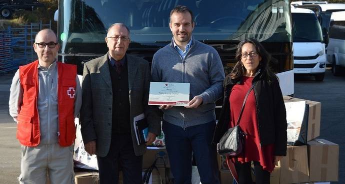 Indcar hace entrega de m&#225;s de 450 juguetes al presidente de la Cruz Roja Carles Soler