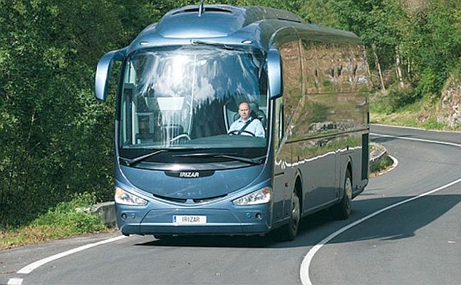 Un autocar en carretera.