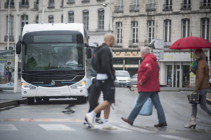 Un autobús de Irizar recorre las calles de la ciudad italiana de Génova.