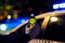 La DGT y Aspaym refuerzan controles de alcohol y drogas al volante este julio