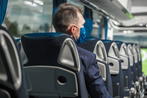 El autobús, alternativa segura en pandemia, frente al vehículo compartido