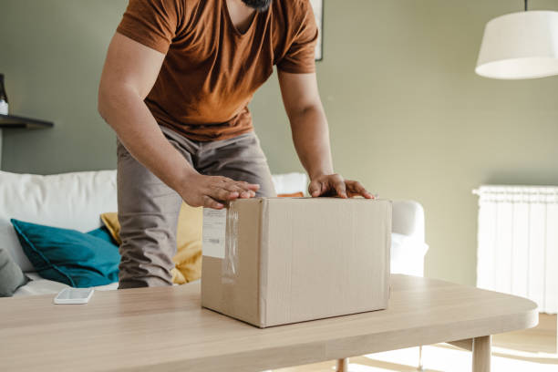 vuelve a abrir las puertas de sus centros logísticos en España a los  ciudadanos