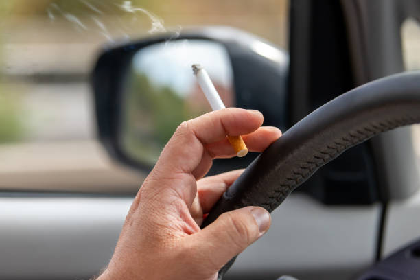 Controversia por prohibición de fumar en vehículos laborales