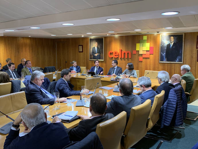 Un momento de la reunión de la Junta Directiva de Confebus.