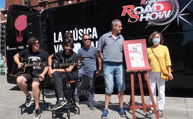 Artistas y grupos locales leoneses recorren en autobús todos los rincones de la ciudad