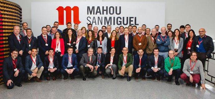 Los representantes de las empresas durante la jornada en la fábrica de Mahou.