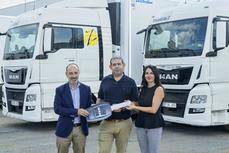 De izquierda a derecha: Salvador Martínez de MAN Truck & Bus Iberia, Carlos Cernuda, el director general de Zariñena y Ana Soria de MAN Truck & Bus Iberia.