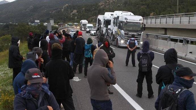 Fomento anula, a petición de CETM, los tiempos de conducción y descanso en los bloqueos de Cataluña