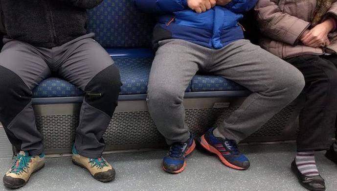 El “Manspreading” llega a la EMT de Madrid