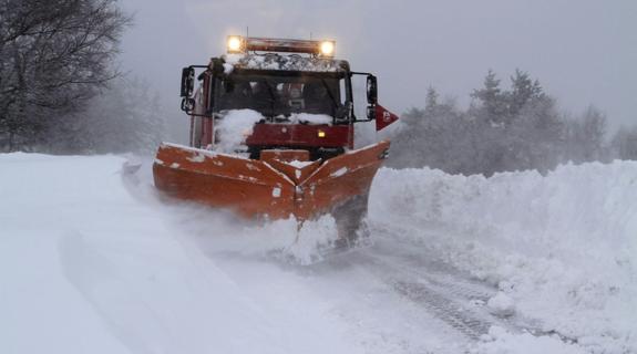 144 quitanieves y 29.899 toneladas de fundentes, contra nevadas en el Norte