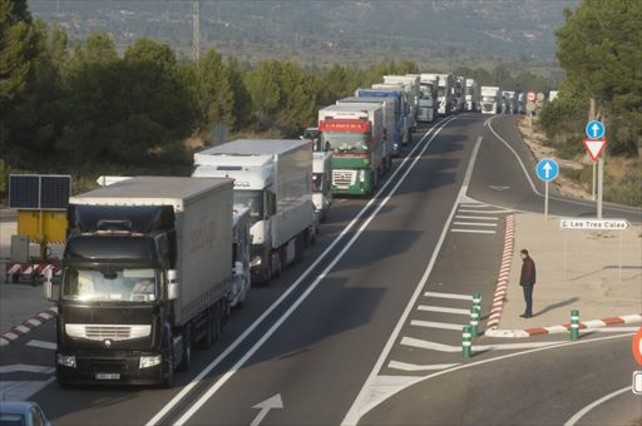 Camiones circulan por una carretera.